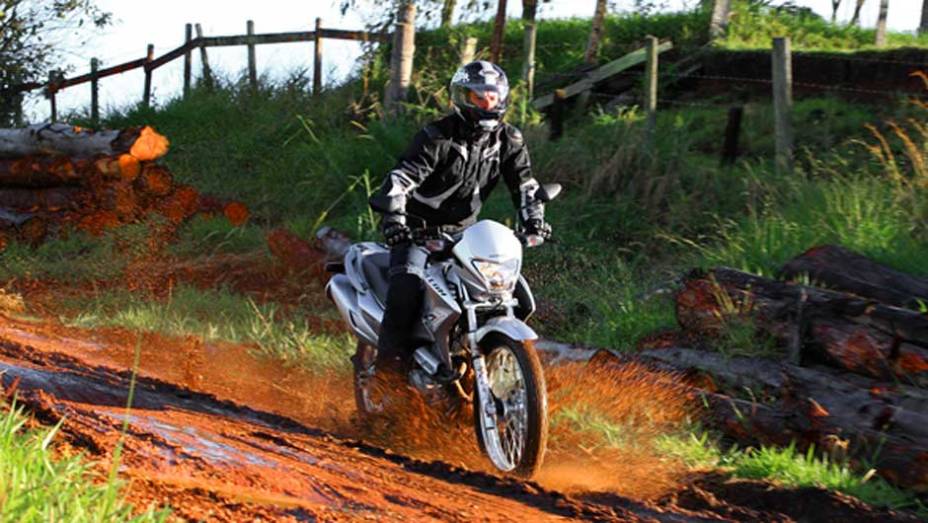 Quanto ao design, a Falcon ganhou alguns &acirc;ngulos a mais, escapamento redesenhado e um bagageiro integrado &agrave;s al&ccedil;as do garupa | <a href="https://beta-develop.quatrorodas.abril.com.br/moto/noticias/falcon-400-esta-volta-691979.shtml" target="_blank" rel="migration">Leia mais</a>
