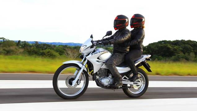 O motor permanece rendendo os mesmos 28,7 cv a 6500 rpm da antiga versão | <a href="https://beta-develop.quatrorodas.abril.com.br/moto/noticias/falcon-400-esta-volta-691979.shtml" target="_blank" rel="migration">Leia mais</a> O motor permanece rendendo os mesmos 28,7 cv a 6500 rpm da antiga versão | <a href="https://beta-develop.quatrorodas.abril.com.br/moto/noticias/falcon-400-esta-volta-691979.shtml" target="_blank" rel="migration">Leia mais</a>