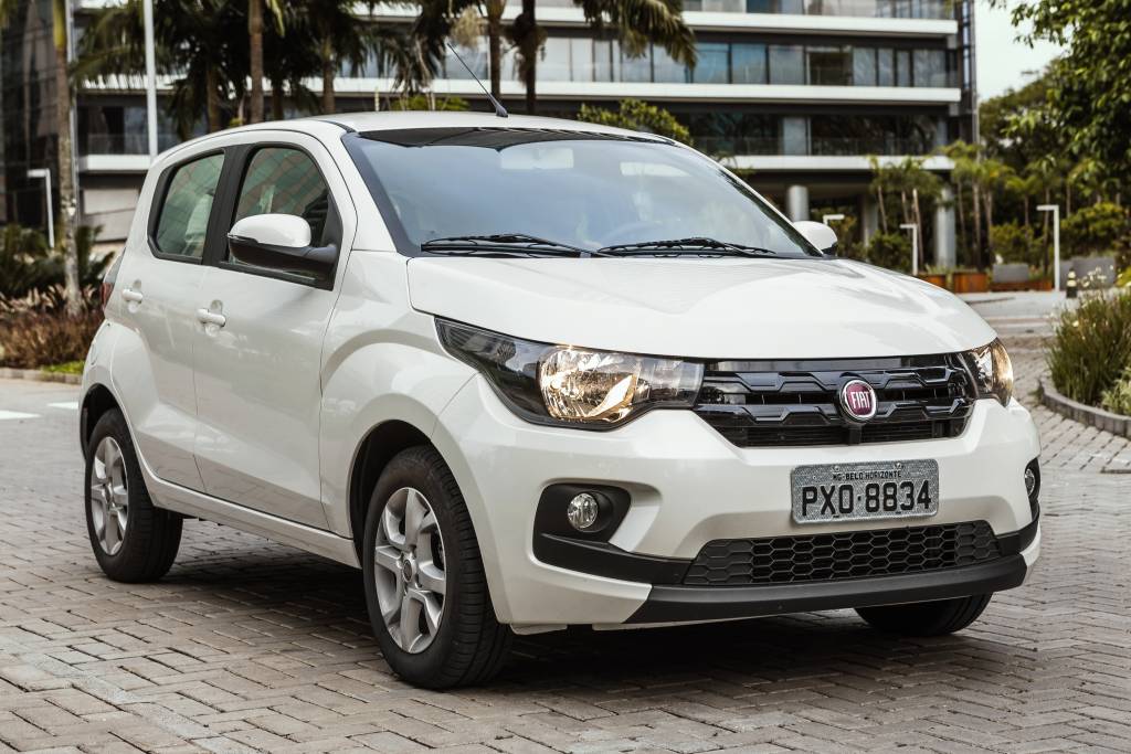 Fiat Mobi mata versão com motor mais moderno e central por app no celular