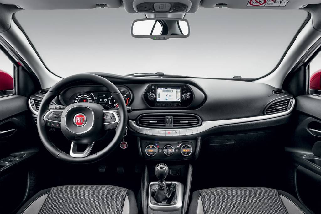 Componentes como volante e botões do ar-condicionado são iguais aos do Jeep Renegade. Componentes como volante e botões do ar-condicionado são iguais aos do Jeep Renegade.