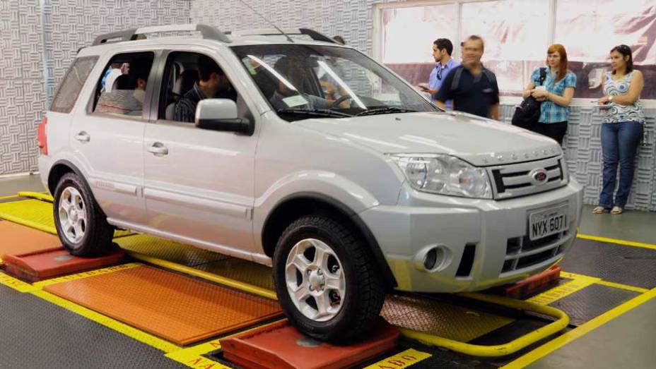 O Four Poster simula as (p&eacute;ssimas) condi&ccedil;&otilde;es das estradas do pa&iacute;s. <a href="https://beta-develop.quatrorodas.abril.com.br/reportagens/casa-ford-638095.shtml" rel="migration">Leia mais</a>