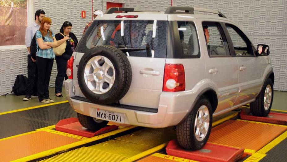 S&atilde;o quatro atuadores hidr&aacute;ulicos que fazem a suspens&atilde;o trabalhar. <a href="https://beta-develop.quatrorodas.abril.com.br/reportagens/casa-ford-638095.shtml" rel="migration">Leia mais</a>
