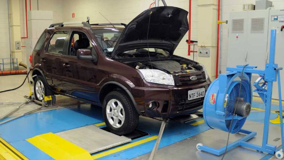 O dinam&ocirc;metro testa o n&iacute;vel de emiss&otilde;es de poluentes. <a href="https://beta-develop.quatrorodas.abril.com.br/reportagens/casa-ford-638095.shtml" rel="migration">Leia mais</a>