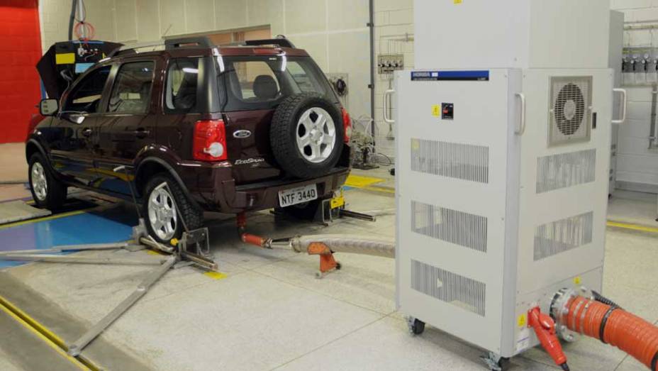 Todos os gases que saem do escapamento s&atilde;o coletados por esta m&aacute;quina. <a href="https://beta-develop.quatrorodas.abril.com.br/reportagens/casa-ford-638095.shtml" rel="migration">Leia mais</a>