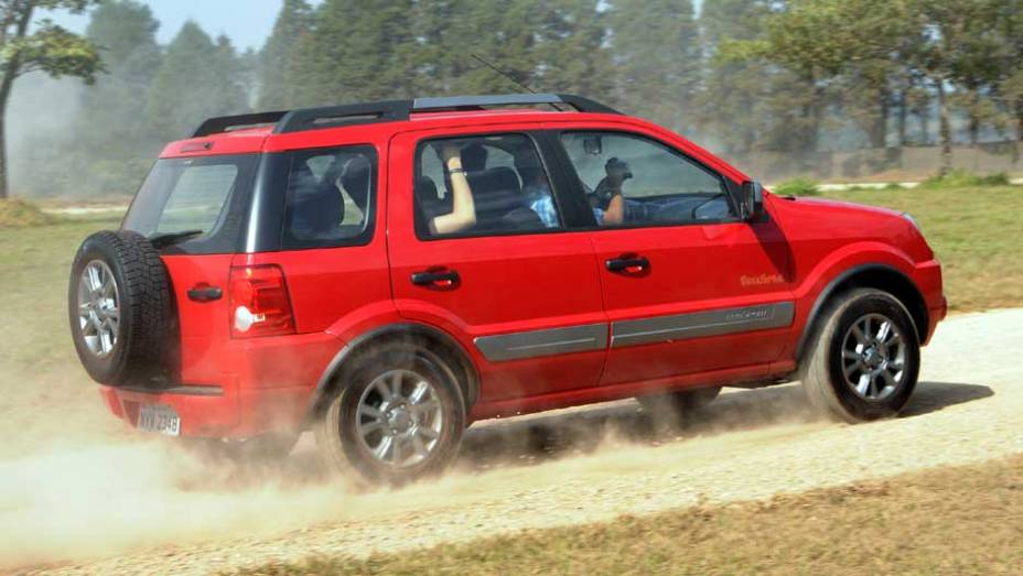 Os ve&iacute;culos 4x4 passam por pistas especiais. <a href="https://beta-develop.quatrorodas.abril.com.br/reportagens/casa-ford-638095.shtml" rel="migration">Leia mais</a>