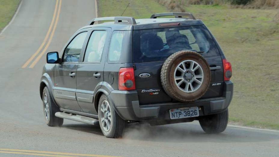 Curvas fechadas são feitas em alta velocidade pelos pilotos da Ford. <a href="https://beta-develop.quatrorodas.abril.com.br/reportagens/casa-ford-638095.shtml" rel="migration">Leia mais</a>