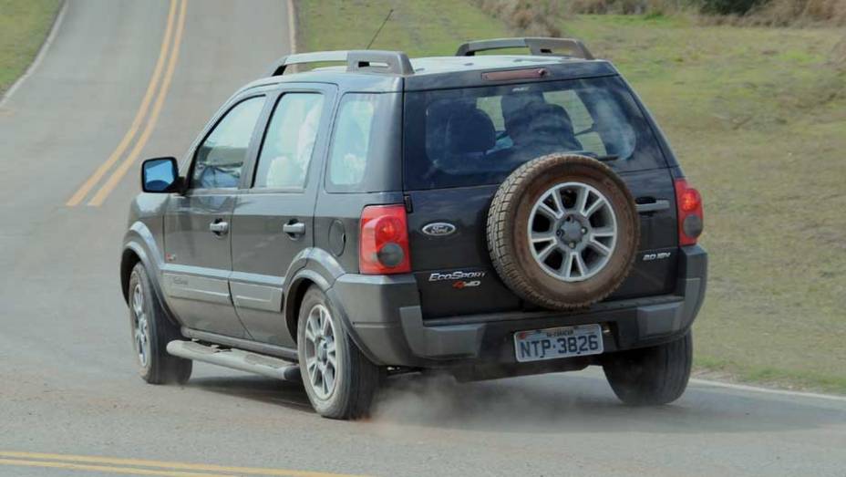 Curvas fechadas s&atilde;o feitas em alta velocidade pelos pilotos da Ford. <a href="https://beta-develop.quatrorodas.abril.com.br/reportagens/casa-ford-638095.shtml" rel="migration">Leia mais</a>