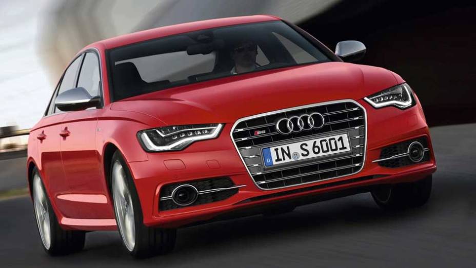 Interior esportivo &eacute; com Alcantara, couro e alum&iacute;nio escovado