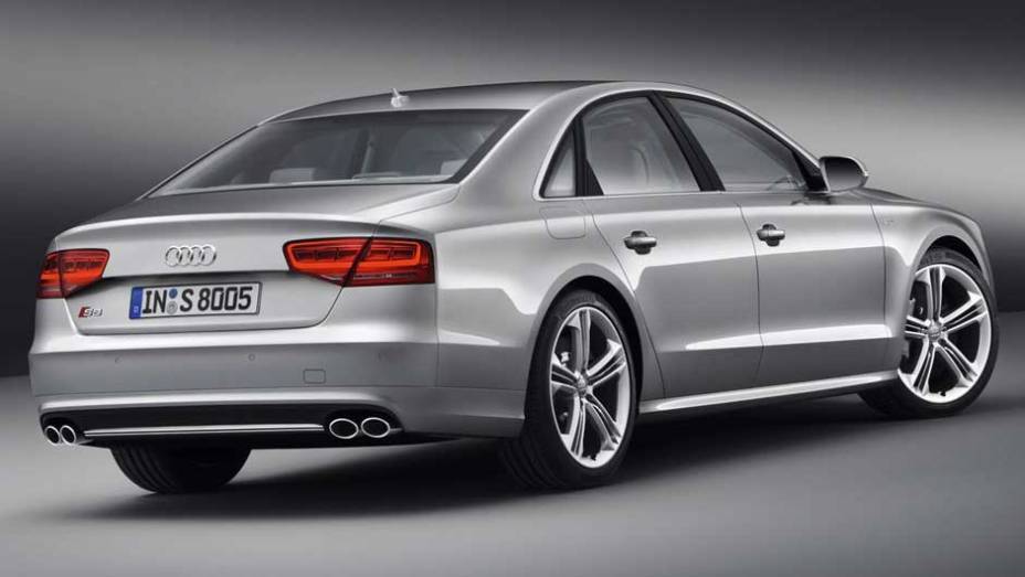 Tela interior mostra imagens para facilitar as manobras Tela interior mostra imagens para facilitar as manobras