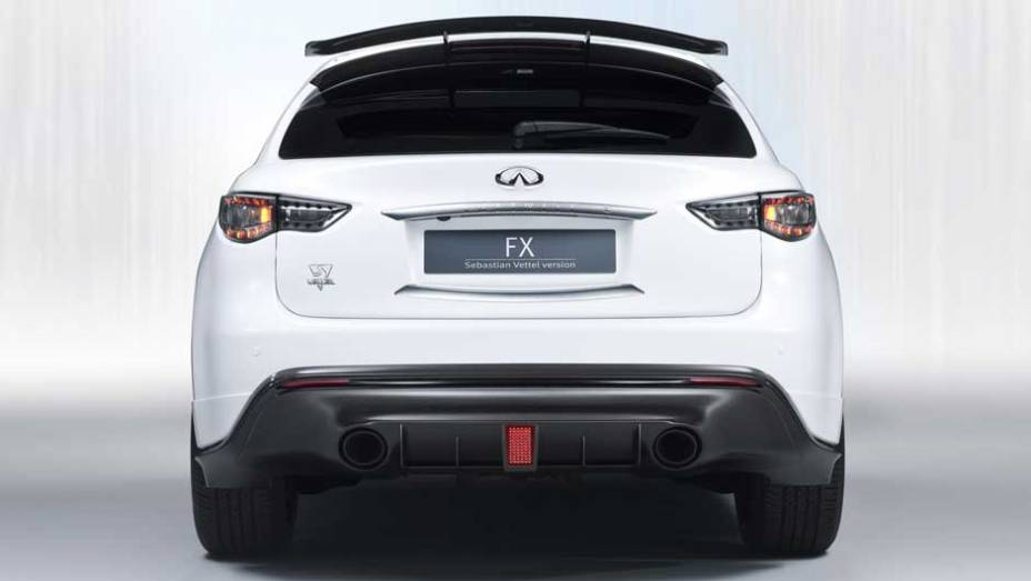Saias laterais tamb&eacute;m se destacam no Infiniti FX50 by Vettel