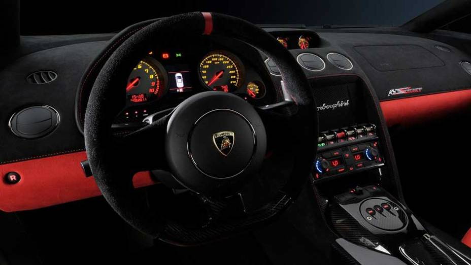 Superesportivo possui estrutura feita em alum&iacute;nio e fibra de carbono