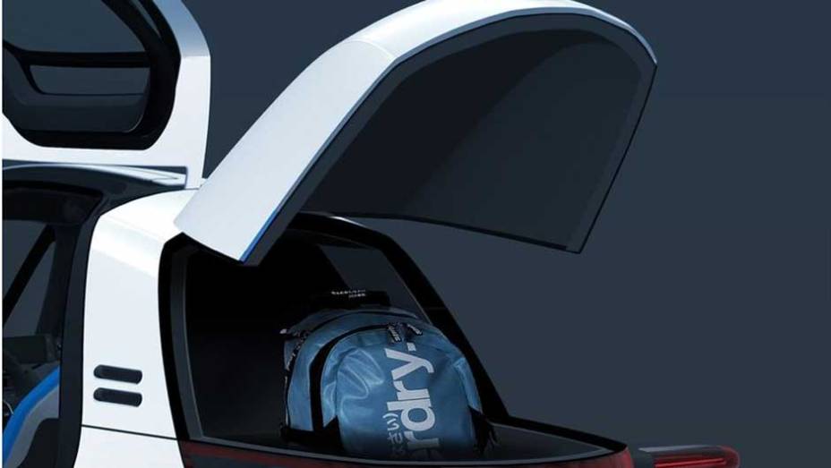 Portas com estilo asa de gaivota conferem ao modelo design futurista Portas com estilo asa de gaivota conferem ao modelo design futurista