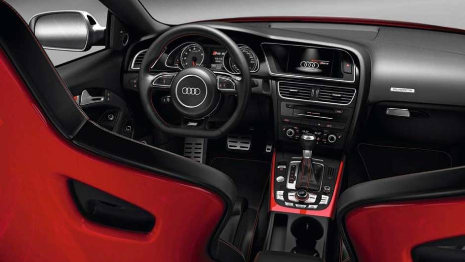 Modelo conta com tração integral quattro Modelo conta com tração integral quattro