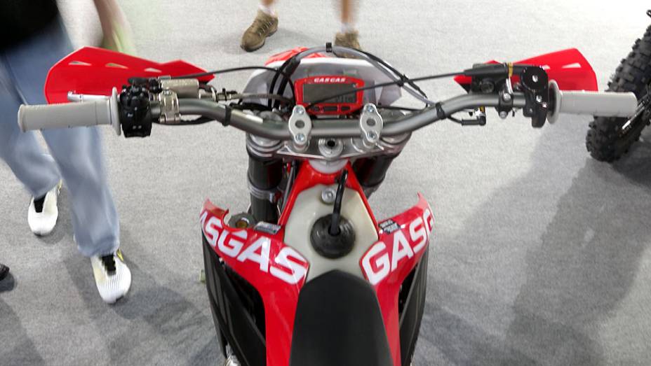 EC 300 conta com motor monocilíndrico | <a href="https://beta-develop.quatrorodas.abril.com.br/moto/noticias/gas-gas-apresenta-novas-versoes-ec-642363.shtml" rel="migration">Leia mais</a>