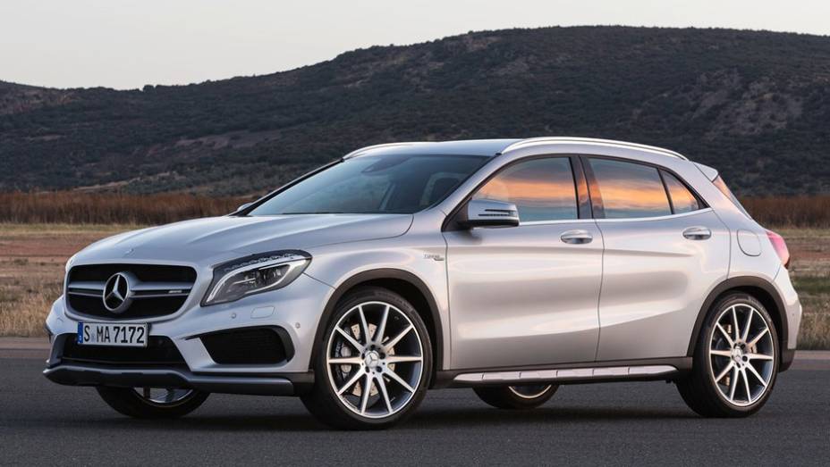 Ele passou pelo tratamento estético típico dos modelos AMG, com direito a novos para-choques e rodas de liga exclusivas | <a href="https://beta-develop.quatrorodas.abril.com.br/noticias/saloes/detroit-2014/mercedes-benz-revela-gla-amg-766617.shtml" rel="migration">Leia mais</a>
