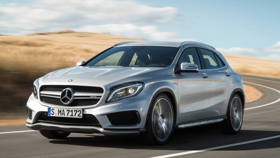 O novo kit aerodinâmico não é meramente estético: ele realmente faz diferença nas acelerações | <a href="https://beta-develop.quatrorodas.abril.com.br/noticias/saloes/detroit-2014/mercedes-benz-revela-gla-amg-766617.shtml" rel="migration">Leia mais</a>