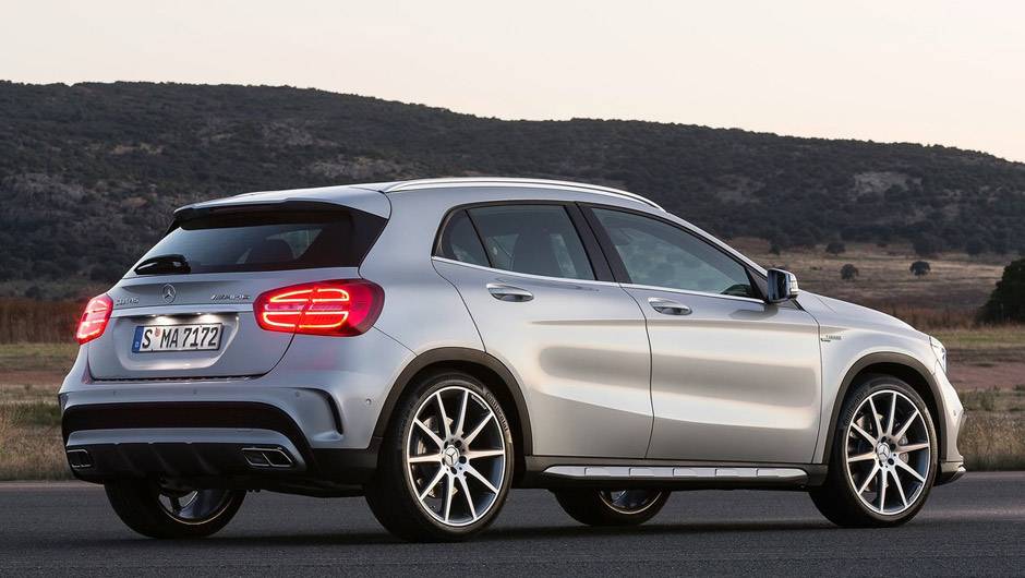 Deste &acirc;ngulo, o GLA lembra muito o Classe A, modelo do qual deriva | <a href="https://beta-develop.quatrorodas.abril.com.br/noticias/saloes/detroit-2014/mercedes-benz-revela-gla-amg-766617.shtml" rel="migration">Leia mais</a>