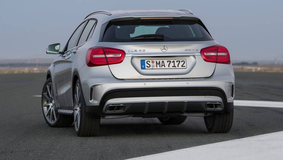 As quatro saídas de escapamento já viraram marca registrada dos modelos AMG | <a href="https://beta-develop.quatrorodas.abril.com.br/noticias/saloes/detroit-2014/mercedes-benz-revela-gla-amg-766617.shtml" rel="migration">Leia mais</a>