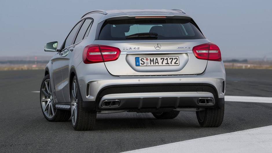 As quatro sa&iacute;das de escapamento j&aacute; viraram marca registrada dos modelos AMG | <a href="https://beta-develop.quatrorodas.abril.com.br/noticias/saloes/detroit-2014/mercedes-benz-revela-gla-amg-766617.shtml" rel="migration">Leia mais</a>