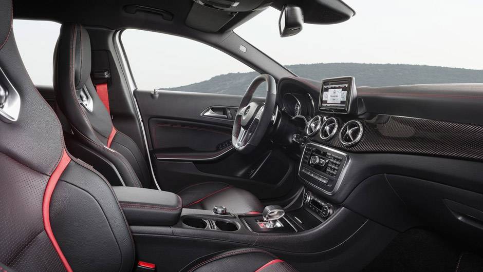 O interior tem bancos esportivos com detalhes em vermelho, mesma tonalidade dos cintos de segurança | <a href="https://beta-develop.quatrorodas.abril.com.br/noticias/saloes/detroit-2014/mercedes-benz-revela-gla-amg-766617.shtml" rel="migration">Leia mais</a> O interior tem bancos esportivos com detalhes em vermelho, mesma tonalidade dos cintos de segurança | <a href="https://beta-develop.quatrorodas.abril.com.br/noticias/saloes/detroit-2014/mercedes-benz-revela-gla-amg-766617.shtml" rel="migration">Leia mais</a>
