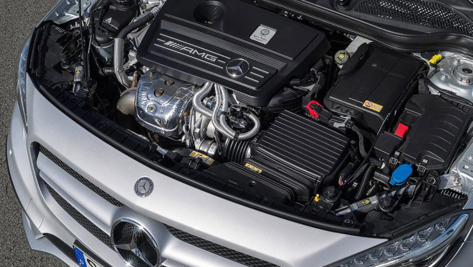Mas a principal estrela &eacute; o motor 2.0 turbo, que entrega 360 cv, ou 180 cv por litro; o GLA 45 AMG ser&aacute; revelado oficialmente no Sal&atilde;o de Detroit | <a href="https://beta-develop.quatrorodas.abril.com.br/noticias/saloes/detroit-2014/mercedes-benz-revela-gla-amg-766617.s" rel="migration"></a>