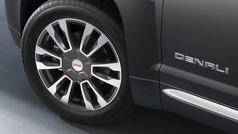 Versão topo de linha Denali tem rodas de 19 polegadas | <a href="https://beta-develop.quatrorodas.abril.com.br/noticias/saloes/new-york-2015/gmc-revela-terrain-2016-reestilizada-852111.shtml" target="_blank" rel="migration">Leia mais</a>