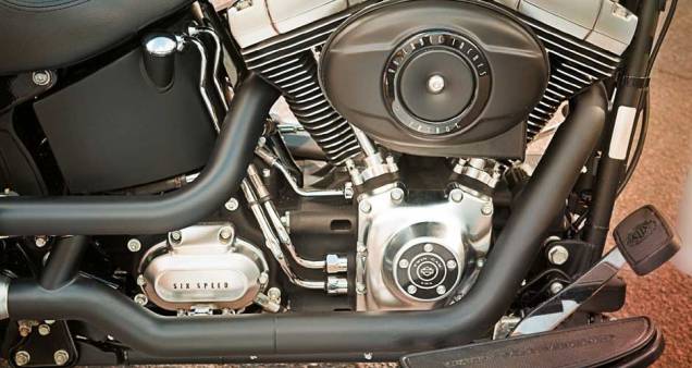 O metal polido aparece, na versão Special, apenas no motor e câmbio O metal polido aparece, na versão Special, apenas no motor e câmbio