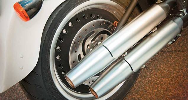 Duas ponteiras, chamadas de shotgun, ou espingarda de dois canos Duas ponteiras, chamadas de shotgun, ou espingarda de dois canos