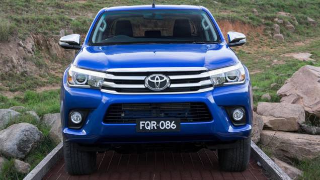 Picape segue identidade visual renovada da marca japonesa | <a href="https://beta-develop.quatrorodas.abril.com.br/noticias/fabricantes/toyota-revela-nova-hilux-2016-867763.shtml" rel="migration">Leia mais</a> Picape segue identidade visual renovada da marca japonesa | <a href="https://beta-develop.quatrorodas.abril.com.br/noticias/fabricantes/toyota-revela-nova-hilux-2016-867763.shtml" rel="migration">Leia mais</a>