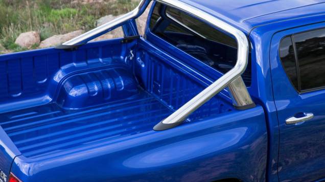 Capacidade de carga é de 1.240 kg na caçamba e 3.500 kg pelo reboque | <a href="https://beta-develop.quatrorodas.abril.com.br/noticias/fabricantes/toyota-revela-nova-hilux-2016-867763.shtml" rel="migration">Leia mais</a> Capacidade de carga é de 1.240 kg na caçamba e 3.500 kg pelo reboque | <a href="https://beta-develop.quatrorodas.abril.com.br/noticias/fabricantes/toyota-revela-nova-hilux-2016-867763.shtml" rel="migration">Leia mais</a>