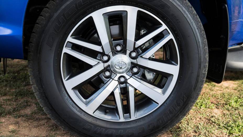 Opções de rodas diferentes para cada versão, com tamanhos de 16, 17 e 18 polegadas | <a href="https://beta-develop.quatrorodas.abril.com.br/noticias/fabricantes/toyota-revela-nova-hilux-2016-867763.shtml" rel="migration">Leia mais</a> Opções de rodas diferentes para cada versão, com tamanhos de 16, 17 e 18 polegadas | <a href="https://beta-develop.quatrorodas.abril.com.br/noticias/fabricantes/toyota-revela-nova-hilux-2016-867763.shtml" rel="migration">Leia mais</a>