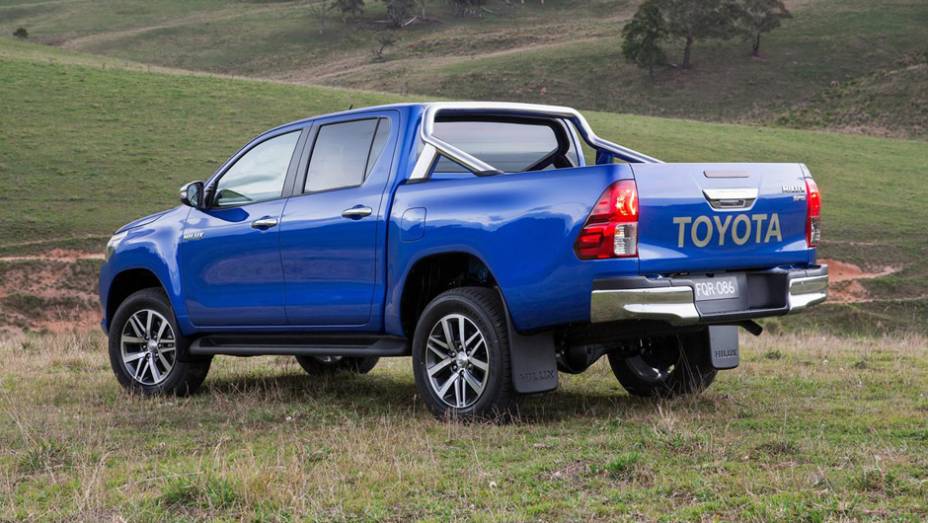 Picape est&aacute; 70 mm mais comprida e 20 mm mais larga do que sua antecessora | <a href="https://beta-develop.quatrorodas.abril.com.br/noticias/fabricantes/toyota-revela-nova-hilux-2016-867763.shtml" rel="migration">Leia mais</a>
