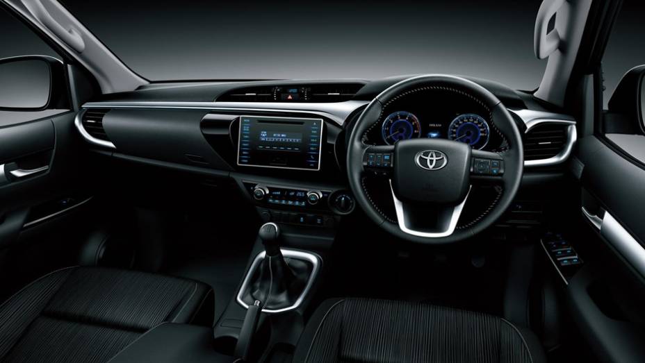 Interior tem conforto de um carro com destaque para a grande tela da central multimídia no painel | <a href="https://beta-develop.quatrorodas.abril.com.br/noticias/fabricantes/toyota-revela-nova-hilux-2016-867763.shtml" rel="migration">Leia mais</a> Interior tem conforto de um carro com destaque para a grande tela da central multimídia no painel | <a href="https://beta-develop.quatrorodas.abril.com.br/noticias/fabricantes/toyota-revela-nova-hilux-2016-867763.shtml" rel="migration">Leia mais</a>