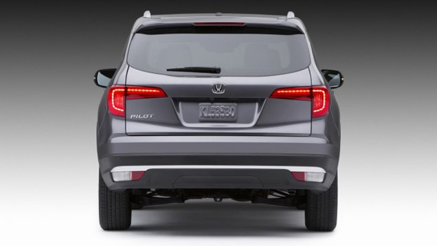 A traseira tem lanternas com formato que lembram um bumerangue, remetendo ao HR-V | <a href="https://beta-develop.quatrorodas.abril.com.br/noticias/fabricantes/honda-divulga-imagens-pilot-2016-835540.shtml" rel="migration">Leia mais</a> A traseira tem lanternas com formato que lembram um bumerangue, remetendo ao HR-V | <a href="https://beta-develop.quatrorodas.abril.com.br/noticias/fabricantes/honda-divulga-imagens-pilot-2016-835540.shtml" rel="migration">Leia mais</a>