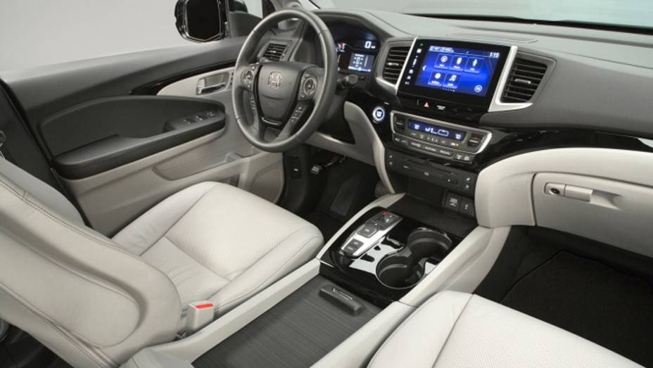 Luxo e conforto na cabine com destaque para a grande tela no centro do painel | <a href="https://beta-develop.quatrorodas.abril.com.br/noticias/fabricantes/honda-divulga-imagens-pilot-2016-835540.shtml" rel="migration">Leia mais</a>