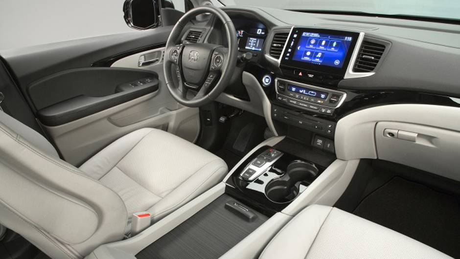 Luxo e conforto na cabine com destaque para a grande tela no centro do painel | <a href="https://beta-develop.quatrorodas.abril.com.br/noticias/fabricantes/honda-divulga-imagens-pilot-2016-835540.shtml" rel="migration">Leia mais</a> Luxo e conforto na cabine com destaque para a grande tela no centro do painel | <a href="https://beta-develop.quatrorodas.abril.com.br/noticias/fabricantes/honda-divulga-imagens-pilot-2016-835540.shtml" rel="migration">Leia mais</a>