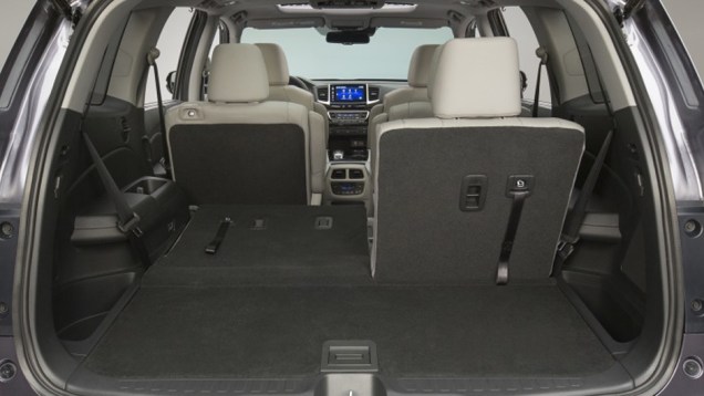 Interior espaçoso possui três fileiras de bancos | <a href="https://beta-develop.quatrorodas.abril.com.br/noticias/fabricantes/honda-divulga-imagens-pilot-2016-835540.shtml" rel="migration">Leia mais</a> Interior espaçoso possui três fileiras de bancos | <a href="https://beta-develop.quatrorodas.abril.com.br/noticias/fabricantes/honda-divulga-imagens-pilot-2016-835540.shtml" rel="migration">Leia mais</a>