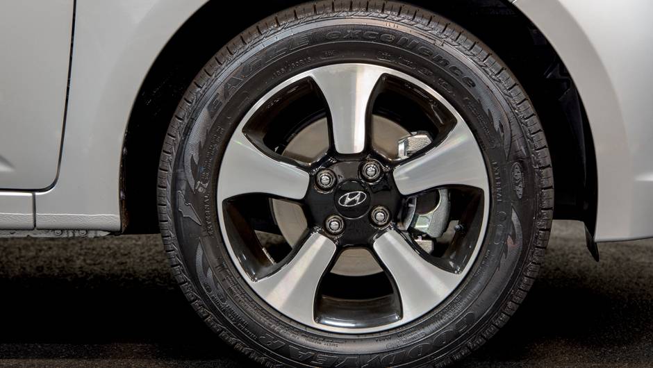 Rodas s&atilde;o de 15 polegadas com acabamento diamantado e desenho exclusivo | <a href="https://beta-develop.quatrorodas.abril.com.br/noticias/fabricantes/hyundai-hb20s-impress-869080.shtml" rel="migration">Leia mais</a>