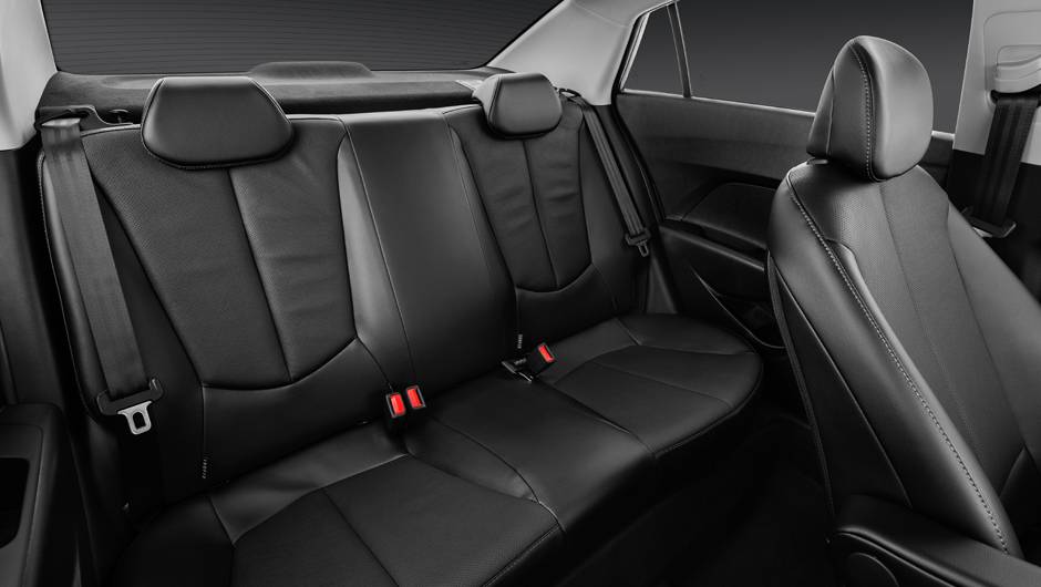 Bancos dianteiros e traseiros são revestidos em couro melhorando o conforto para os ocupantes | <a href="https://beta-develop.quatrorodas.abril.com.br/noticias/fabricantes/hyundai-hb20s-impress-869080.shtml" rel="migration">Leia mais</a> Bancos dianteiros e traseiros são revestidos em couro melhorando o conforto para os ocupantes | <a href="https://beta-develop.quatrorodas.abril.com.br/noticias/fabricantes/hyundai-hb20s-impress-869080.shtml" rel="migration">Leia mais</a>