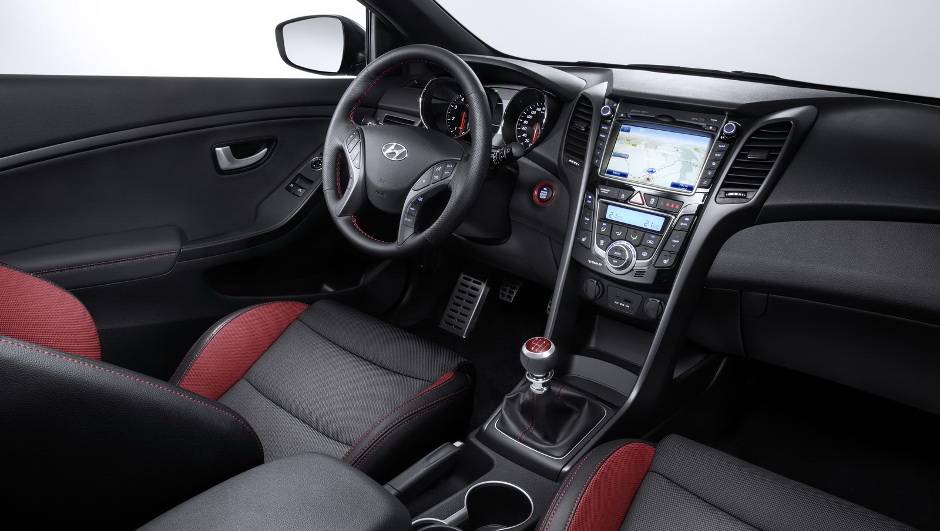 Interior da vers&atilde;o turbo apresenta bancos esportivos e detalhes em vermelho no console | <a href="https://beta-develop.quatrorodas.abril.com.br/noticias/fabricantes/hyundai-revela-facelift-i30-820005.shtml" rel="migration">Leia mais</a>