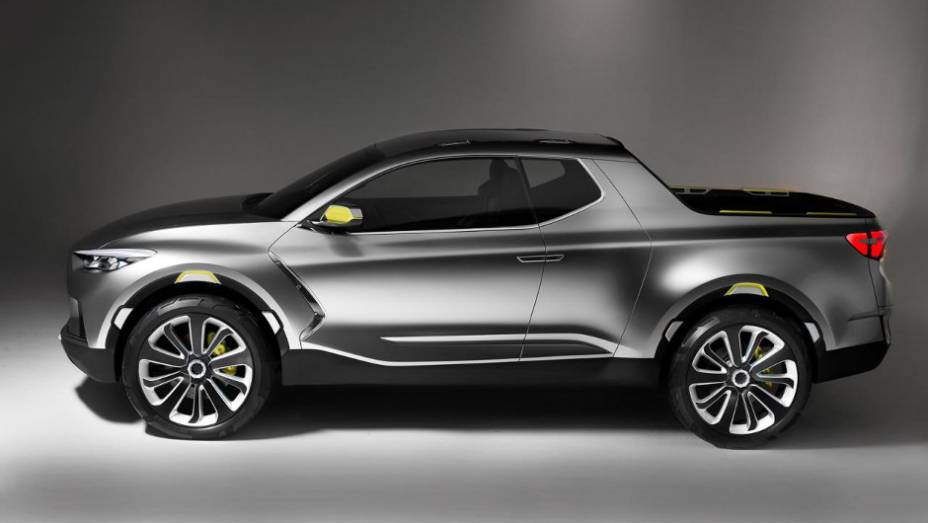Com tra&ccedil;&atilde;o 4x4, o conceito conta com motor turbodiesel 2.0, que entrega 190 cv e 41,6 mkgf de torque | <a href="https://beta-develop.quatrorodas.abril.com.br/noticias/saloes/detroit-2015/hyundai-revela-conceito-santa-cruz-detroit-825121.shtmll" rel="migration">Leia mais</a>