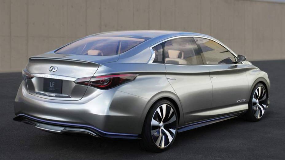 O teto tem uma suave curvatura que termina na parte de tr&aacute;s | <a href="https://beta-develop.quatrorodas.abril.com.br/saloes/nova-york/2012/infiniti-le-681440.shtml" rel="migration">Leia mais</a>