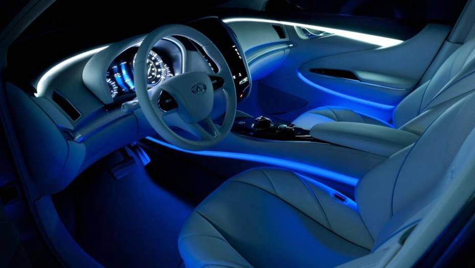 A ilumina&ccedil;&atilde;o azulada faz refer&ecirc;ncia &agrave; preocupa&ccedil;&atilde;o com o meio-ambiente deste sed&atilde; el&eacute;trico | <a href="https://beta-develop.quatrorodas.abril.com.br/saloes/nova-york/2012/infiniti-le-681440.shtml" rel="migration">Leia mais</a>