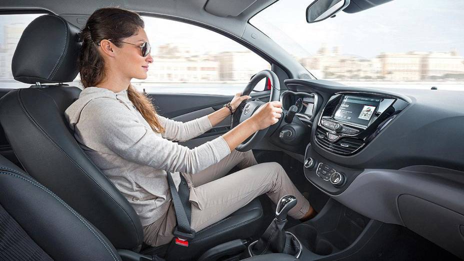 Carro vem recheado de acess&oacute;rios e parte de cerca de R$ 29 mil | <a href="https://beta-develop.quatrorodas.abril.com.br/noticias/saloes/genebra-2015/opel-lanca-karl-europa-819122.shtml" rel="migration">Leia mais</a>
