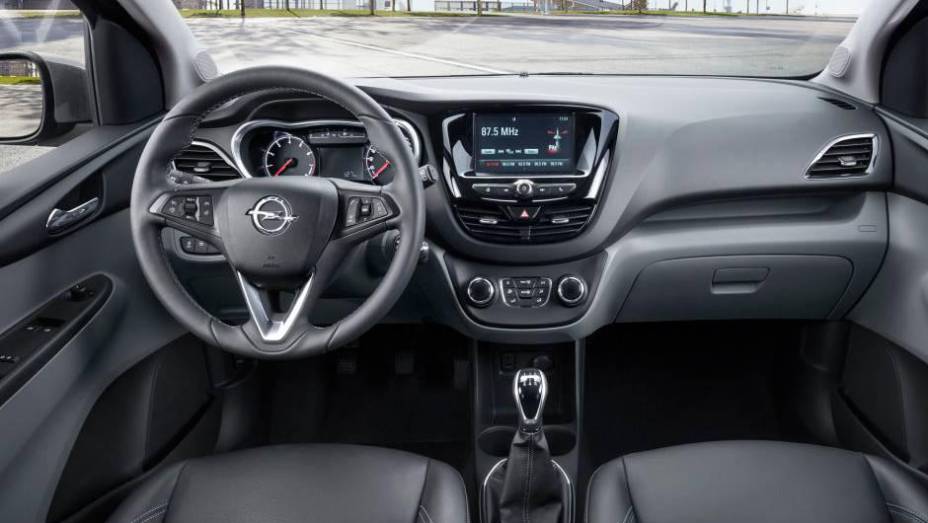 Console central com tela do sistema de entretenimento lembra a do Peugeot 208 | <a href="https://beta-develop.quatrorodas.abril.com.br/noticias/saloes/genebra-2015/opel-lanca-karl-europa-819122.shtml" rel="migration">Leia mais</a>