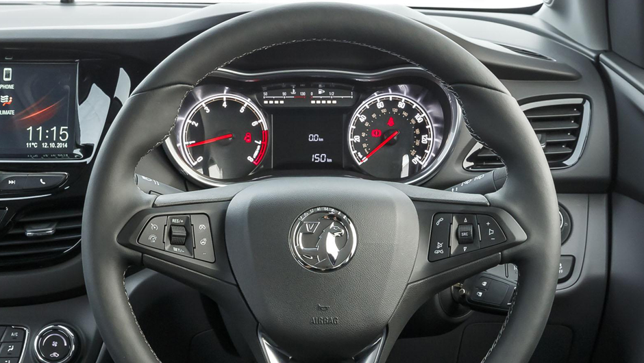 Na Inglaterra, com m&atilde;o invertida, modelo ser&aacute; chamado de Vauxhall Viva | <a href="https://beta-develop.quatrorodas.abril.com.br/noticias/saloes/genebra-2015/opel-lanca-karl-europa-819122.shtml" rel="migration">Leia mais</a>