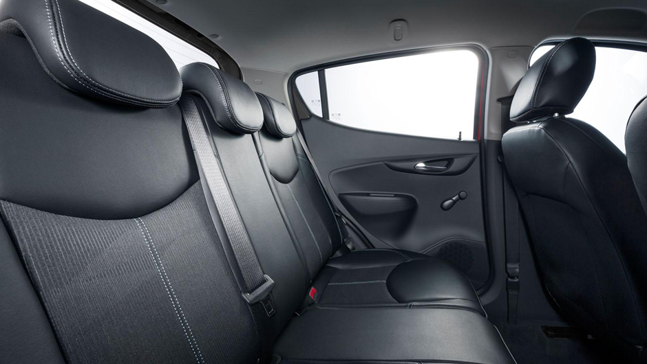 Espa&ccedil;o para tr&ecirc;s passageiros atr&aacute;s n&atilde;o &eacute; exatamente generoso | <a href="https://beta-develop.quatrorodas.abril.com.br/noticias/saloes/genebra-2015/opel-lanca-karl-europa-819122.shtml" rel="migration">Leia mais</a>