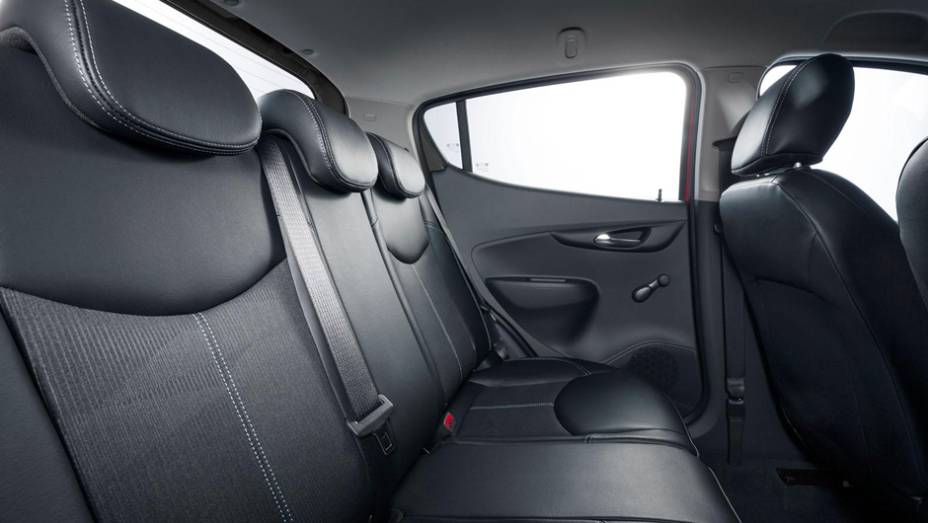Espa&ccedil;o para tr&ecirc;s passageiros atr&aacute;s n&atilde;o &eacute; exatamente generoso | <a href="https://beta-develop.quatrorodas.abril.com.br/noticias/saloes/genebra-2015/opel-lanca-karl-europa-819122.shtml" rel="migration">Leia mais</a>