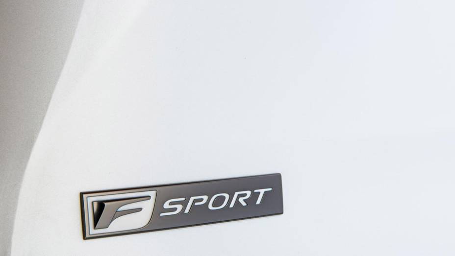 Versão F SPORT | <a href="https://beta-develop.quatrorodas.abril.com.br/noticias/saloes/pequim-2014/lexus-revela-crossover-nx-2015-pequim-780341.shtml" rel="migration">Leia mais</a>