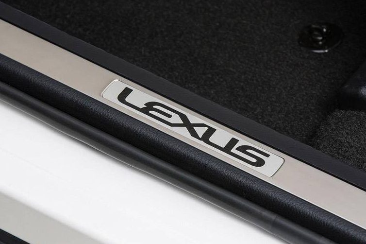 Detalhe da soleira do NX | <a href="https://beta-develop.quatrorodas.abril.com.br/noticias/saloes/pequim-2014/lexus-revela-crossover-nx-2015-pequim-780341.shtml" rel="migration">Leia mais</a>